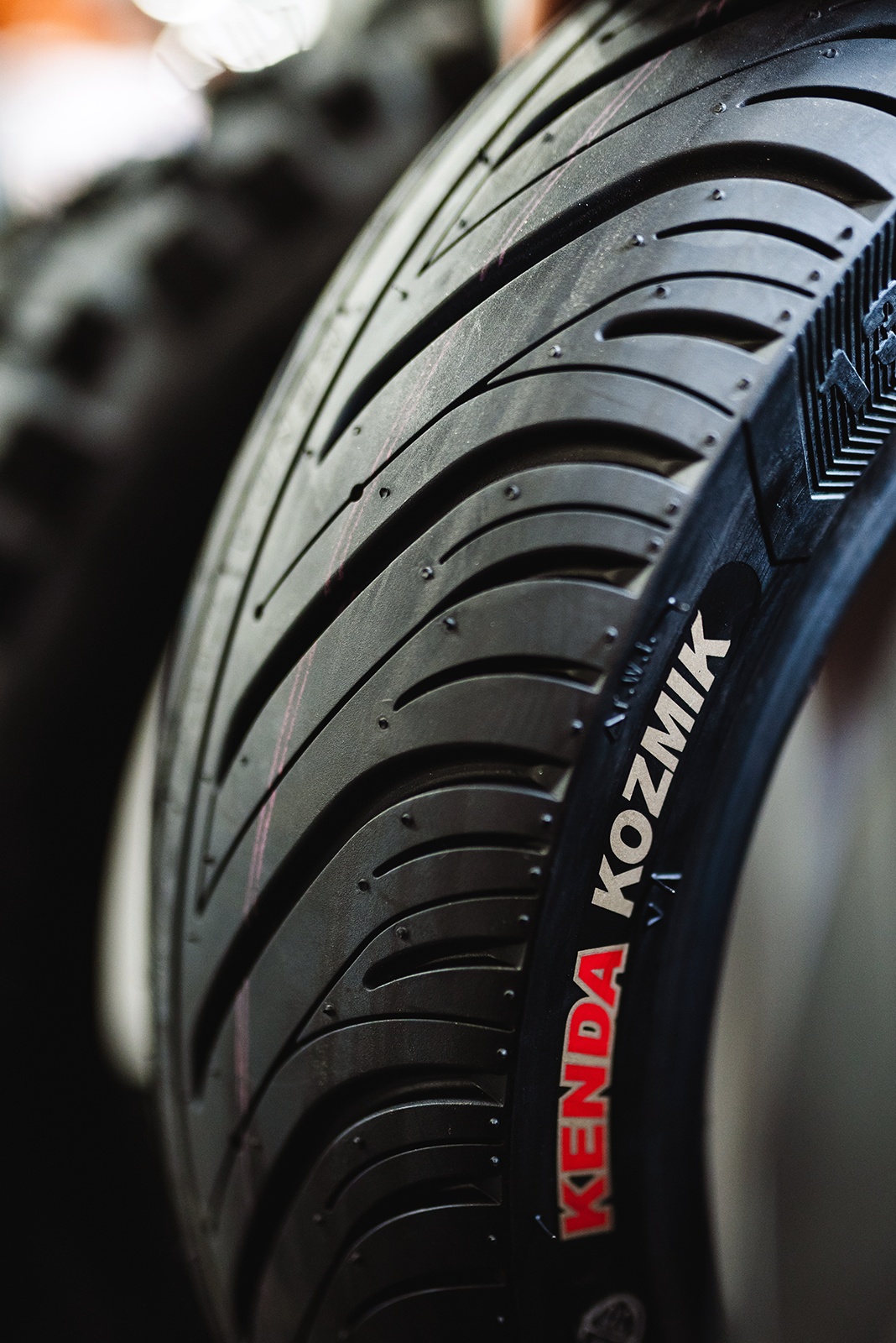 K6022 Kozmik Tire