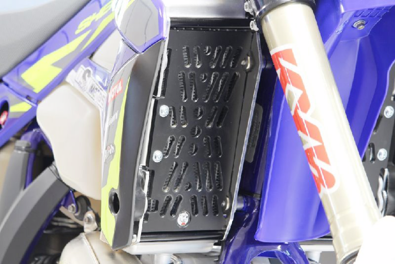 AXP RACING Xtrem Radiator Guards