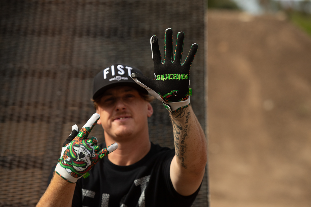 FIST HANDWEAR Strapped Poison Gloves