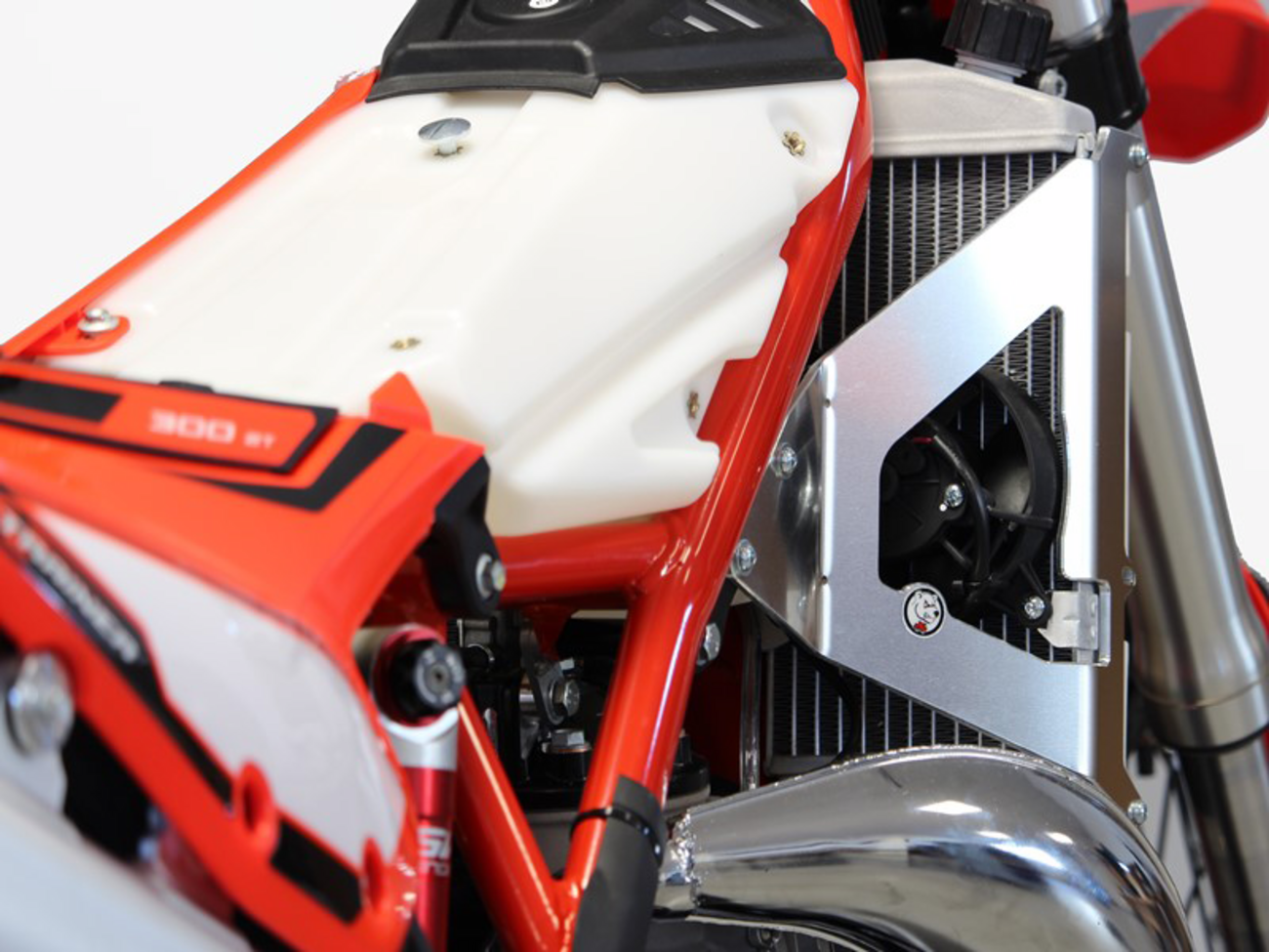AXP Racing Radiator Braces Beta 250 / 300 Xtrainer 2023-2025