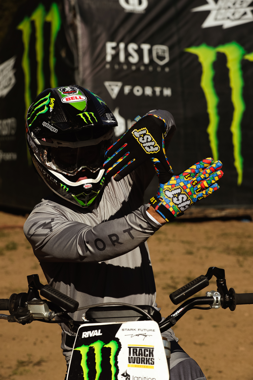 Fist handwear Strapped Build Gloves
