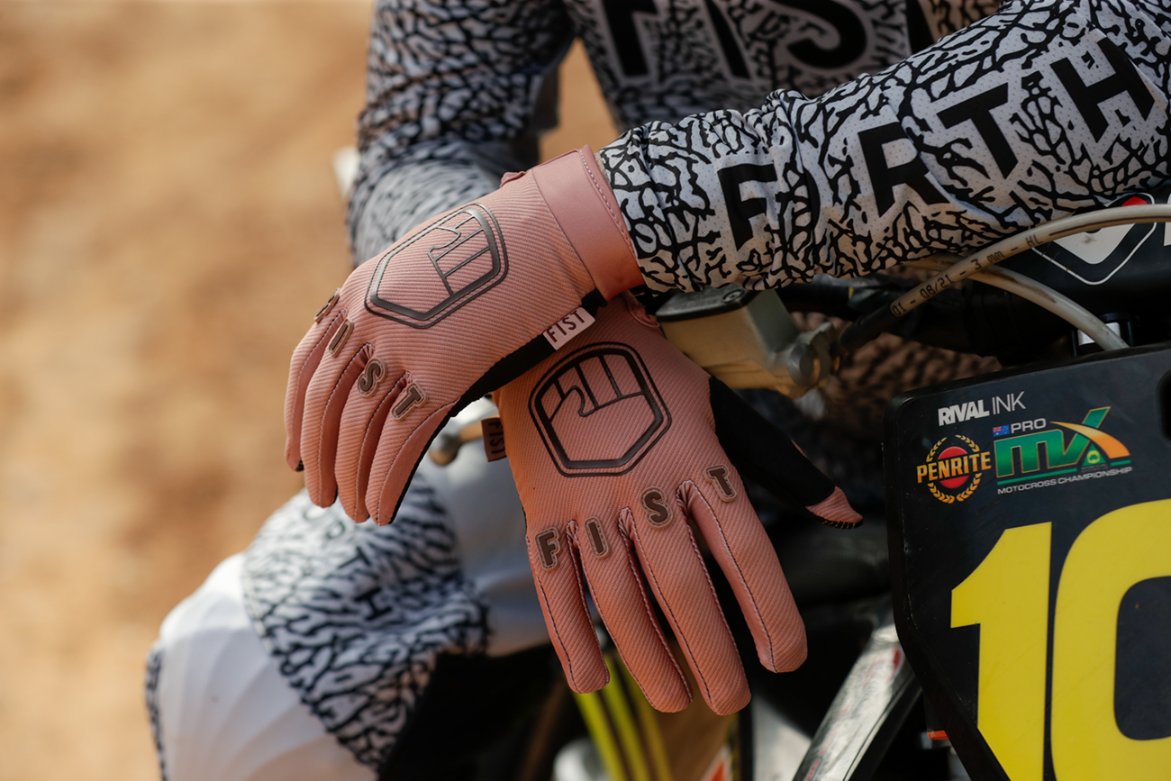 Fist handwear Strapped Earth Stocker Gloves