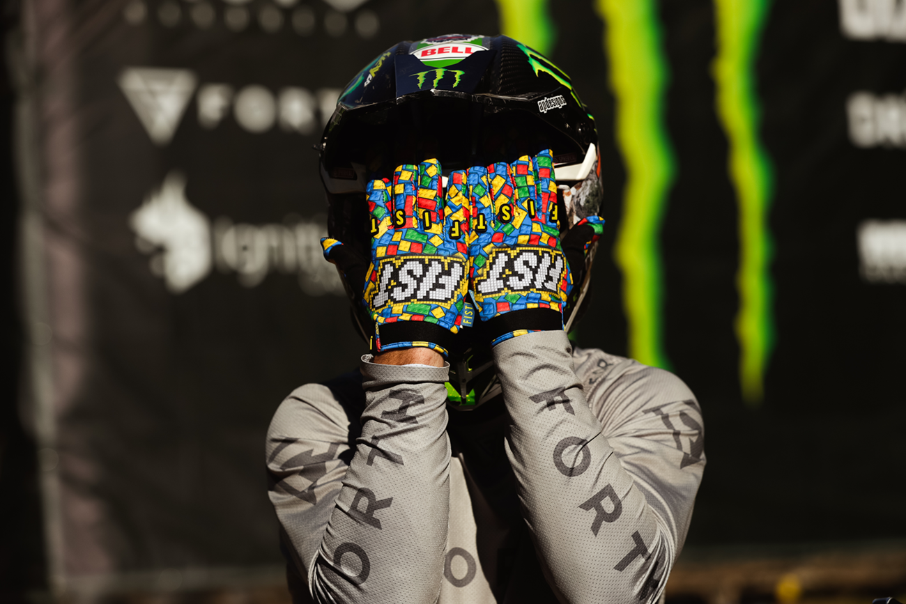 Fist handwear Strapped Build Gloves
