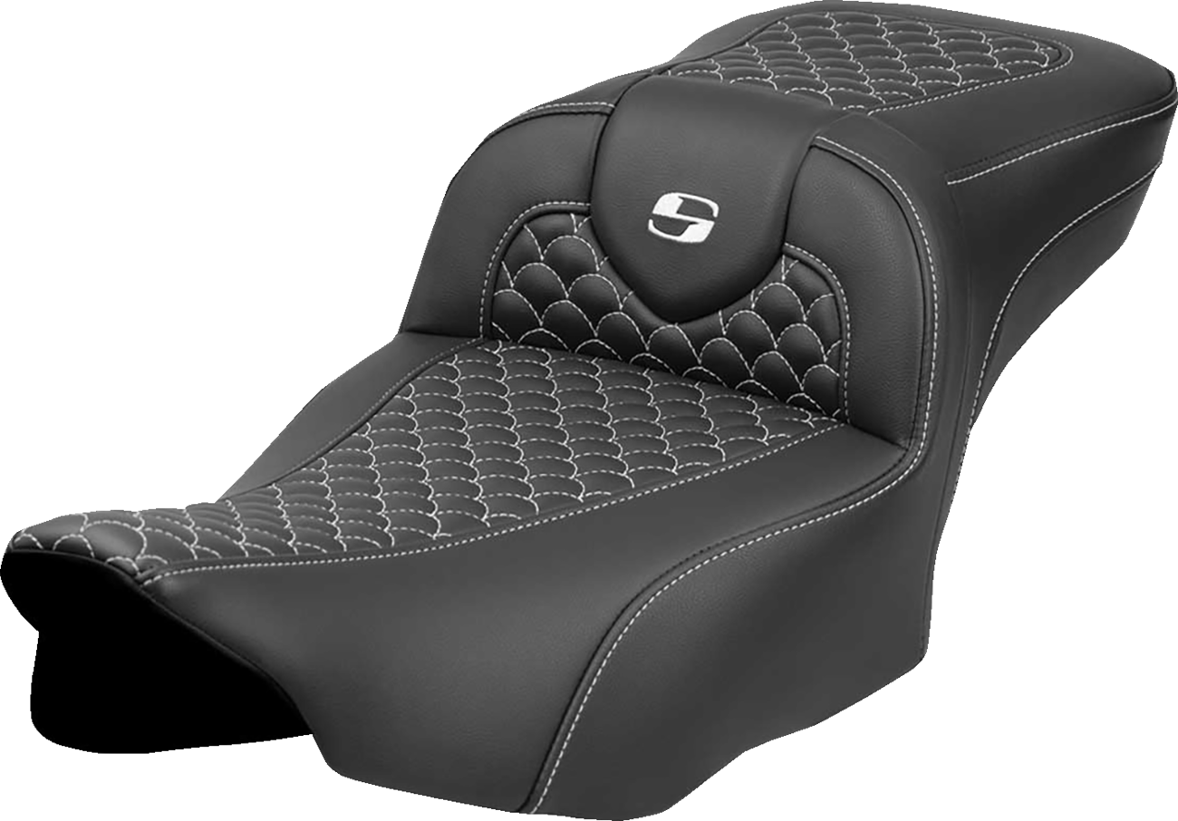 Saddlemen Roadsofa™ Extended Reach Seat - Dragon Scale Stitch - White Stitch - w/o Backrest - FLT/FLH '23-'24 Harley Davidson