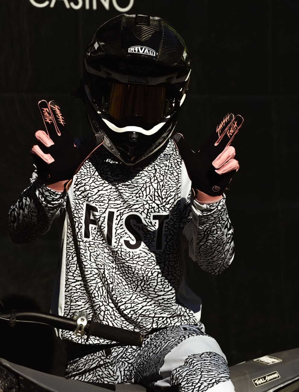 Fist handwear Strapped Earth Stocker Gloves