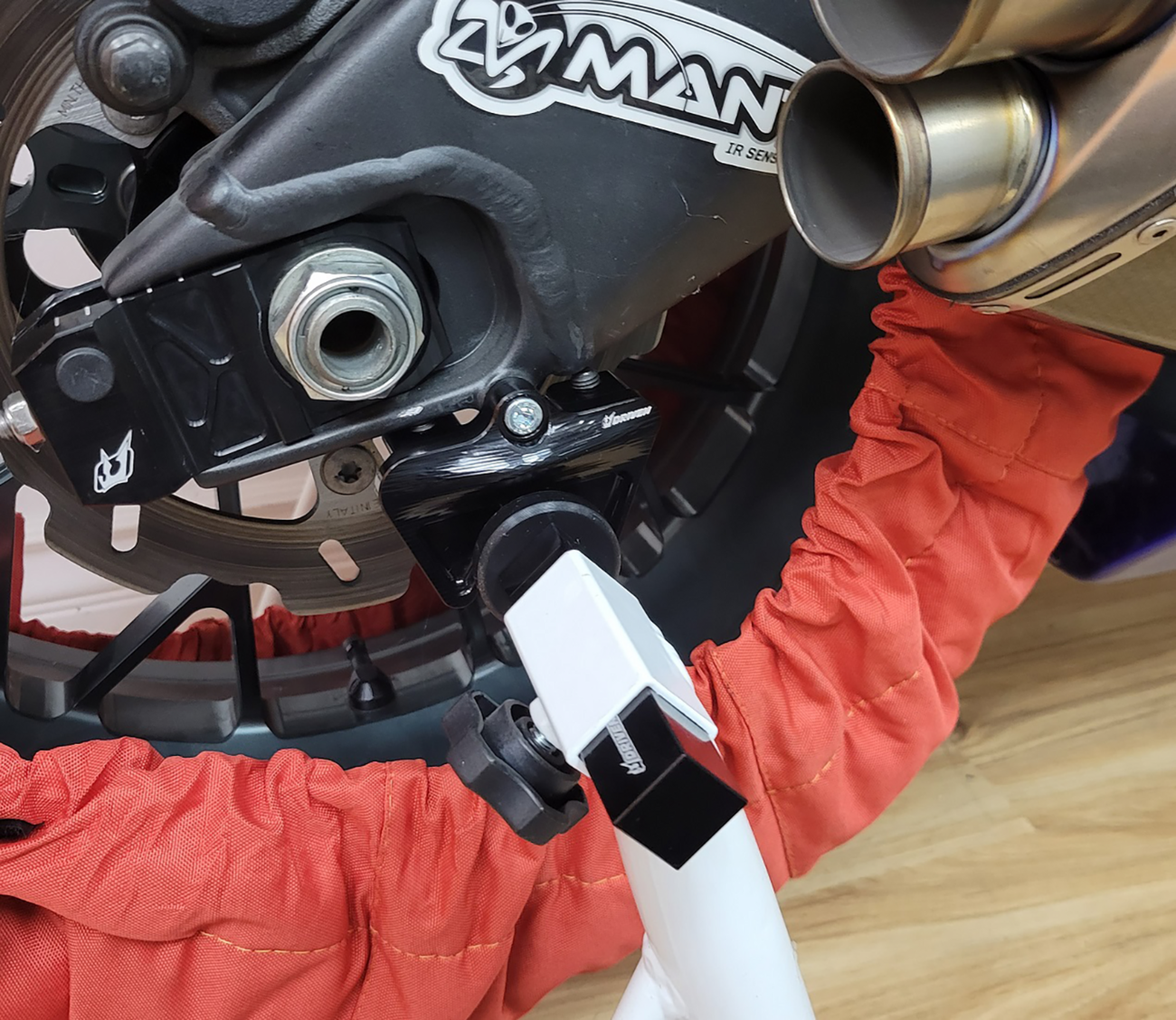 Driven racing GP Lifters For Spooled Bikes - 6 mm - Black Anodized - Aprilia/Triumph/Yamaha