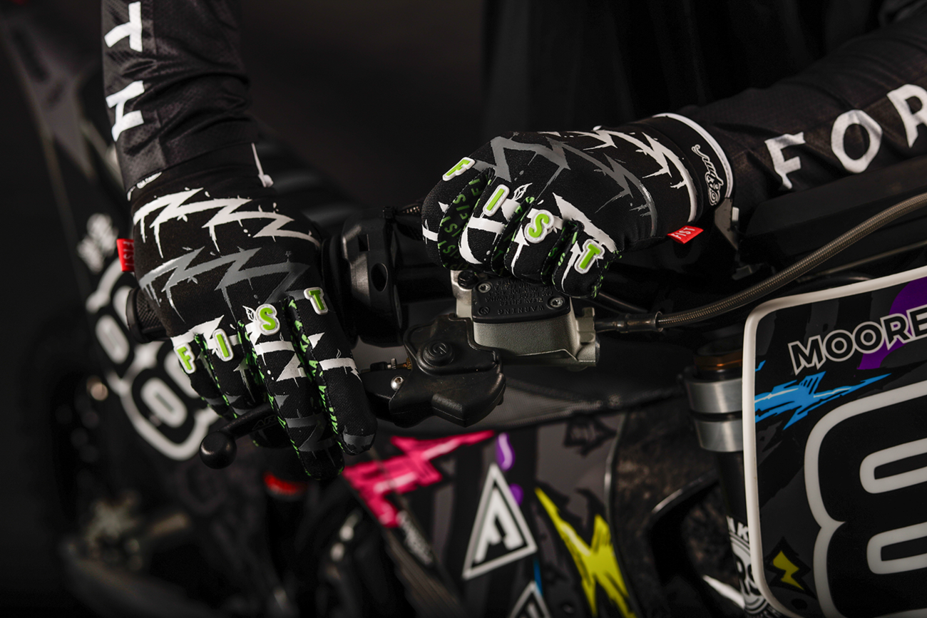 Fist handwear Strapped Taka Higashino Cali Roll Gloves