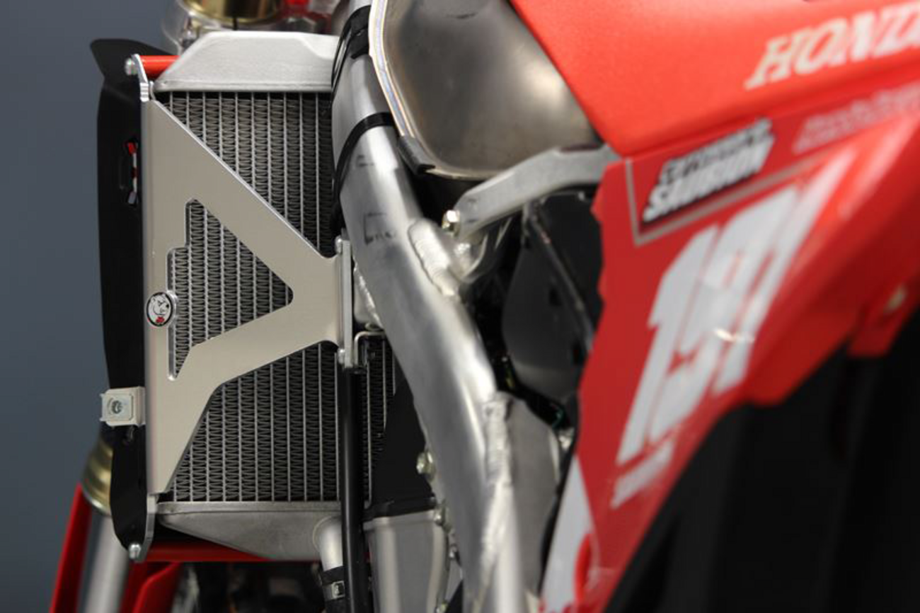 AXP RACING Radiator Braces