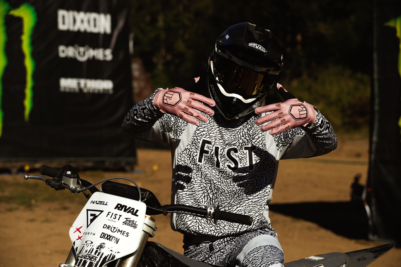 Fist handwear Strapped Earth Stocker Gloves
