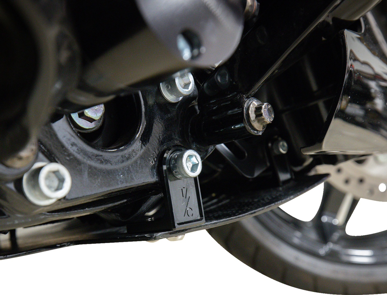 Thrashin supply co. Skid Plate - Carbon Fiber/Gloss - With Black Brackets - FLHX/FLTRX 2024-2024 Harley Davidson FLTRX Road Glide / 2024-2024 Harley Davidson FLHX Street Glide