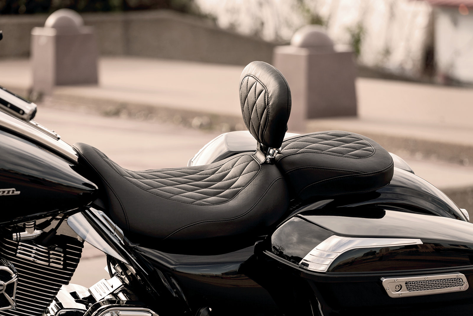 Mustang Wide Tripper Diamond Passenger Seat For Harley Touring 1997-2025